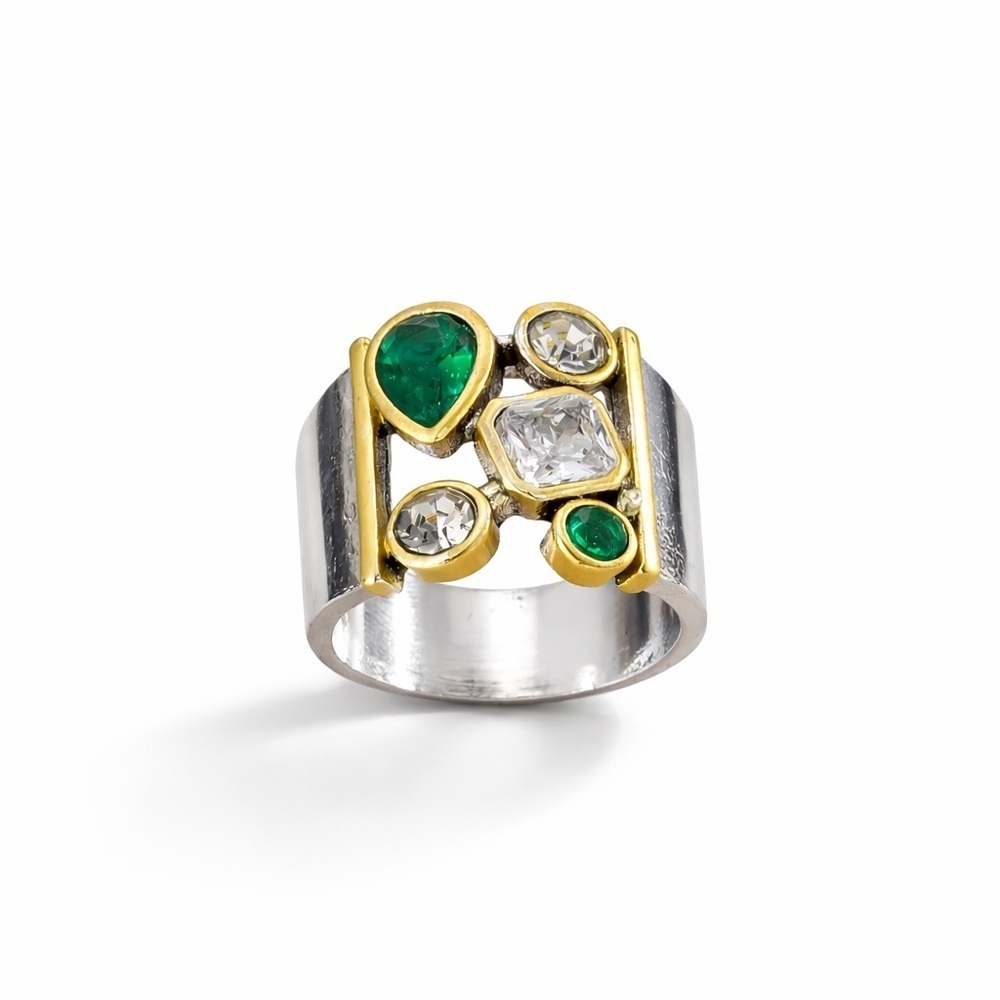 ⚜️ Elegant Gold and Green Gemstone Ring